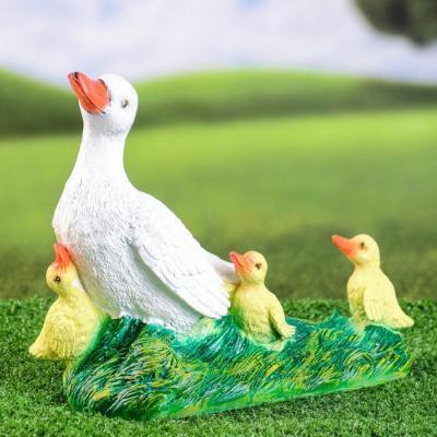 Фигура Утка-мама с утятами Н-24см,L-28cм в интернет гипермаркете «Планета Лета». Фото