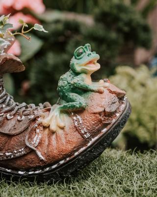 Кашпо Башмак большой с лягушкой Н-25см,L-27см,В-44см.D-15см в интернет гипермаркете «Планета Лета». Фото