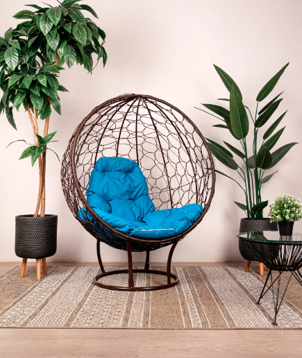 Кресло КРУГ на подставке с ротангом коричневое, синяя подушка в интернет гипермаркете «Планета Лета». Фото